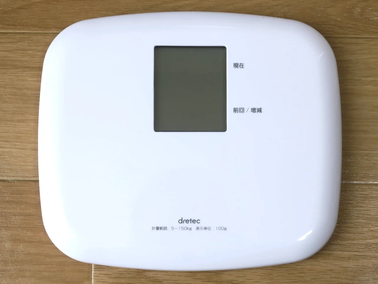 White Dretec BS-164 Clavel body-weight scale with Japanese display labels on a wooden floor