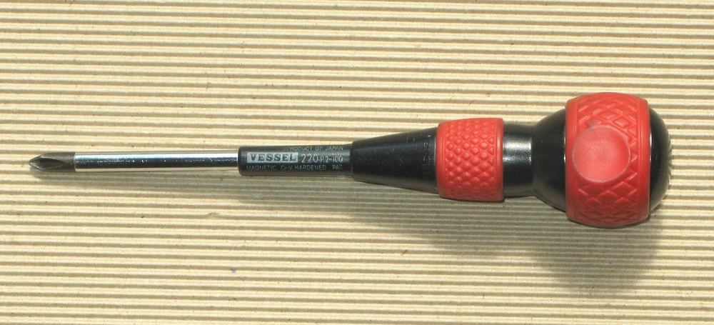 VESSEL No.220 Phillips No.2 x 100 screwdriver photographed on a ribbed surface